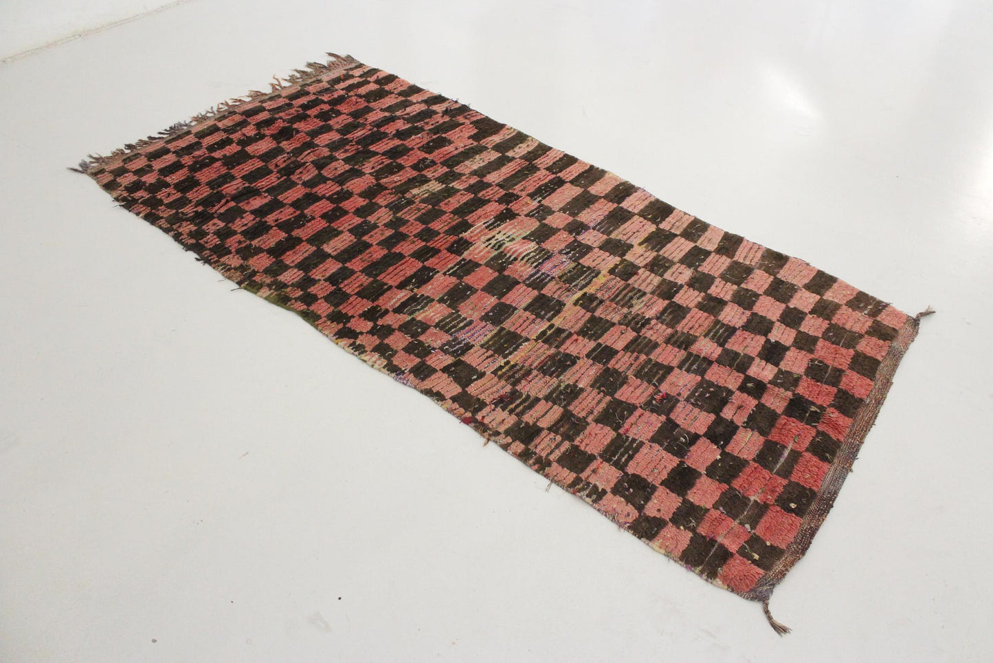 Vintage moroccan runner rug - checkered in pink, brown - Boucherouite - 3.9x8.1feet / 119x248cm