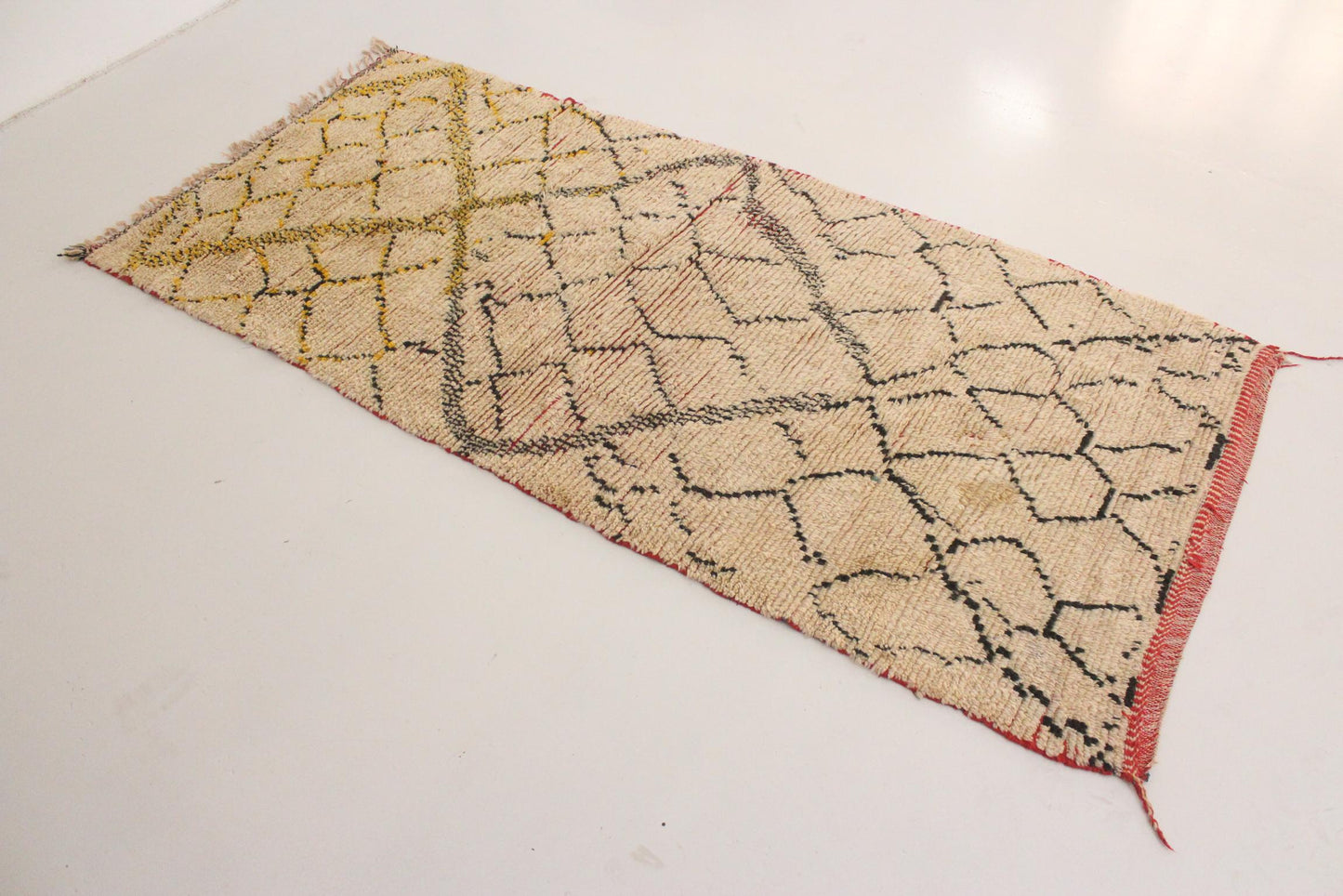 Vintage berber rug - beige, black, yellow - Azilal - 4.2x9feet / 128x275cm