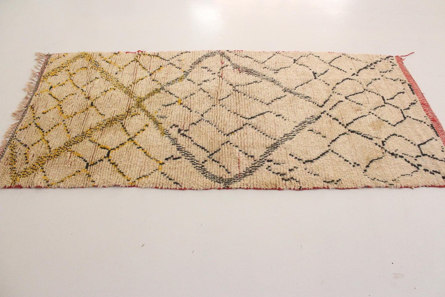 Vintage berber rug - beige, black, yellow - Azilal - 4.2x9feet / 128x275cm