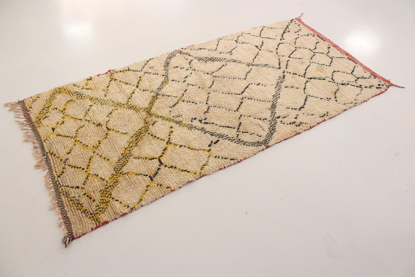 Vintage berber rug - beige, black, yellow - Azilal - 4.2x9feet / 128x275cm