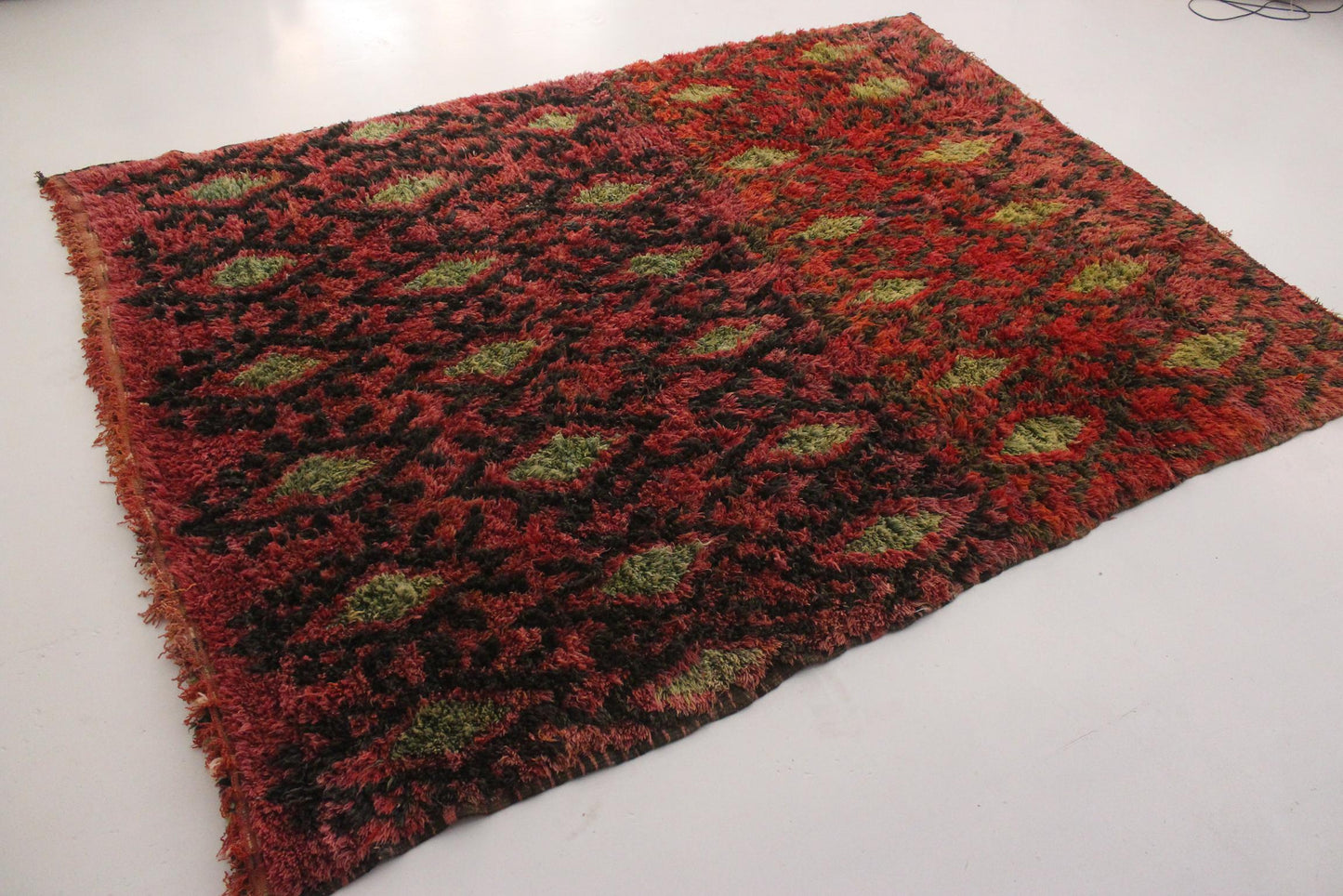 Vintage area moroccan rug - red, pistachio green - Talsint - 7.4x10.2feet / 225x310cm