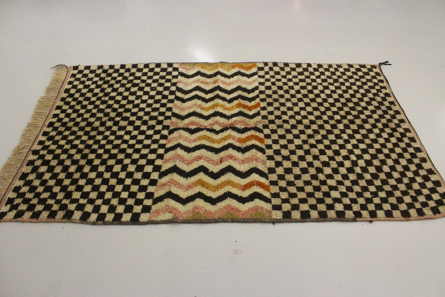 Vintage moroccan rug - brown, beige, pink - Taznakht - 5.3x8.8feet / 163x268cm