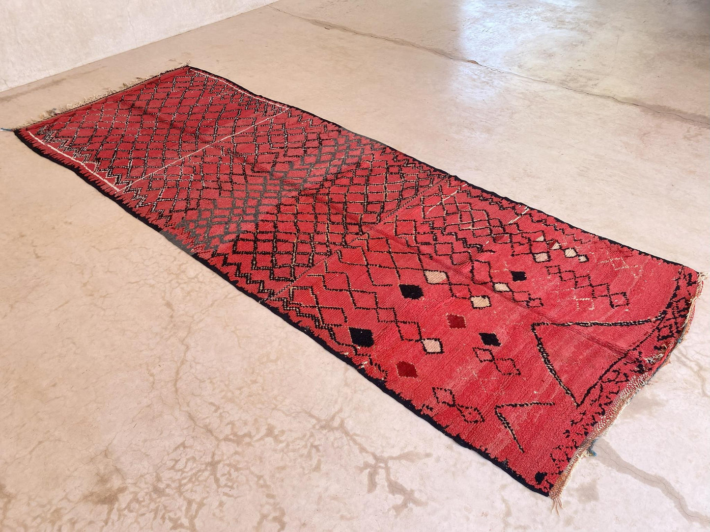 Vintage moroccan rug - red - Azilal - 4.9x13.4feet / 151x410cm