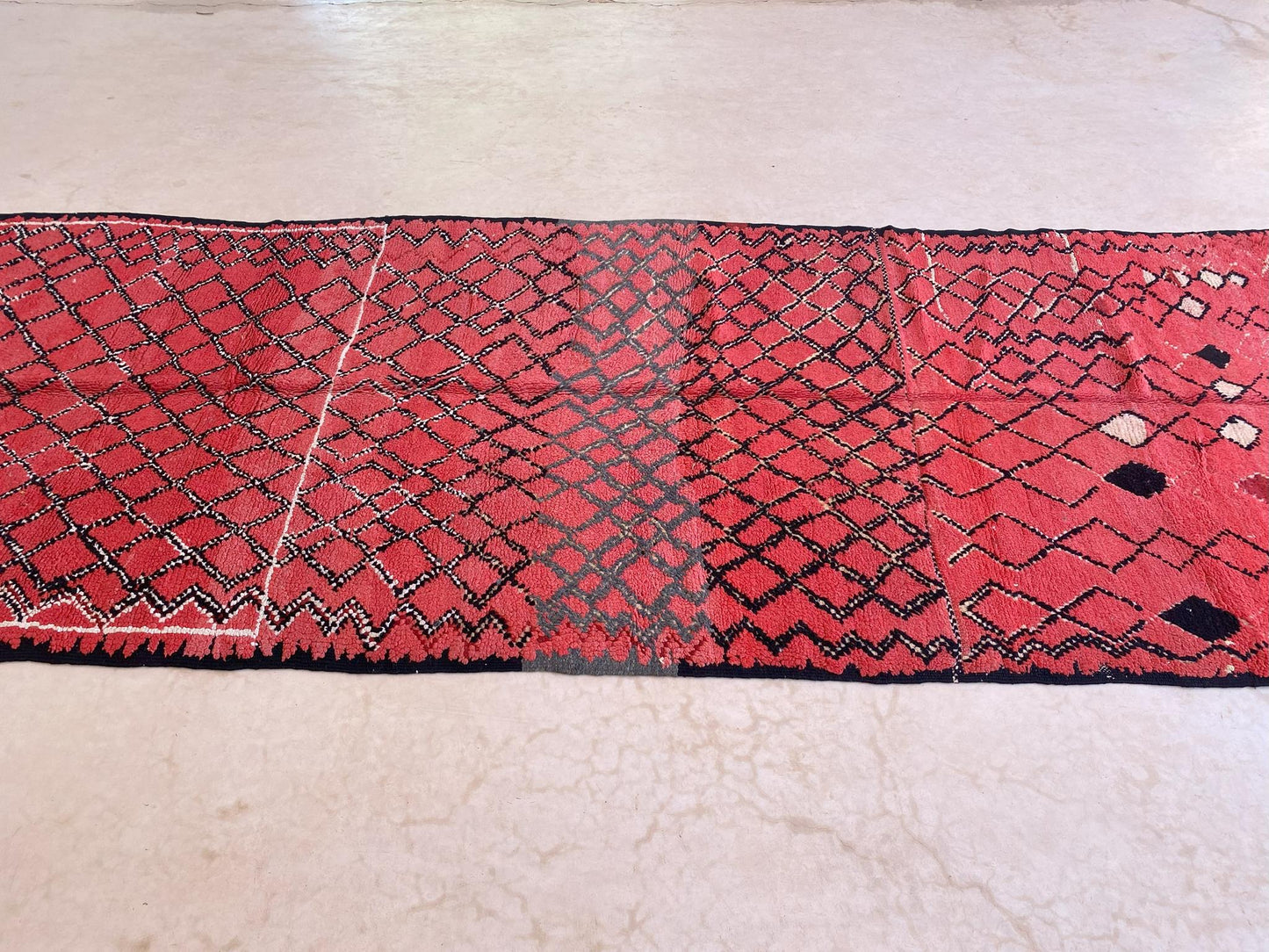 Vintage moroccan rug - red - Azilal - 4.9x13.4feet / 151x410cm