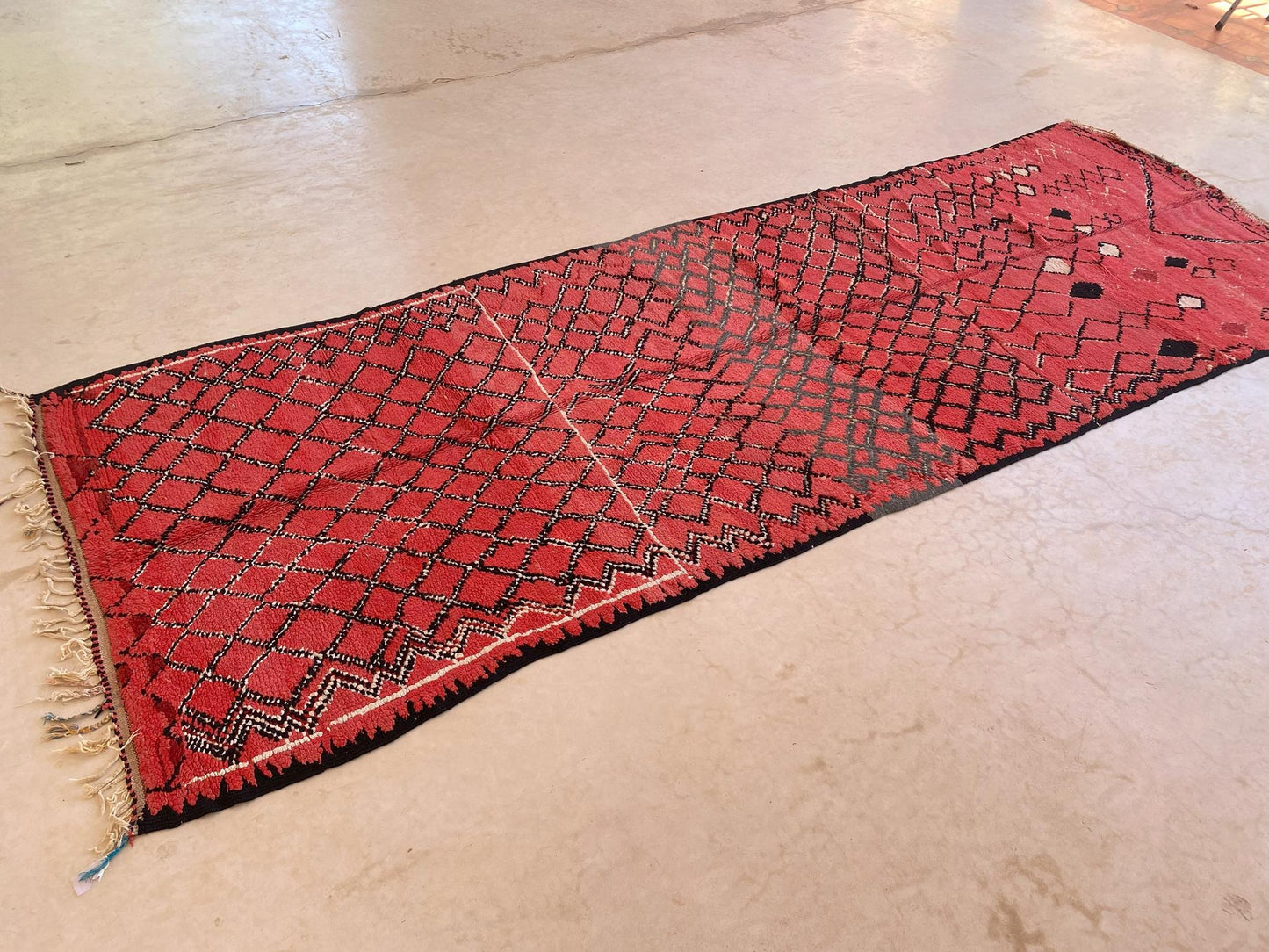 Vintage moroccan rug - red - Azilal - 4.9x13.4feet / 151x410cm