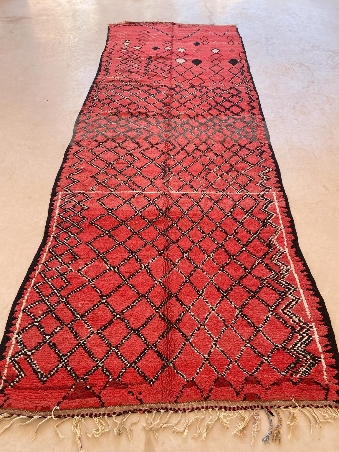 Vintage moroccan rug - red - Azilal - 4.9x13.4feet / 151x410cm