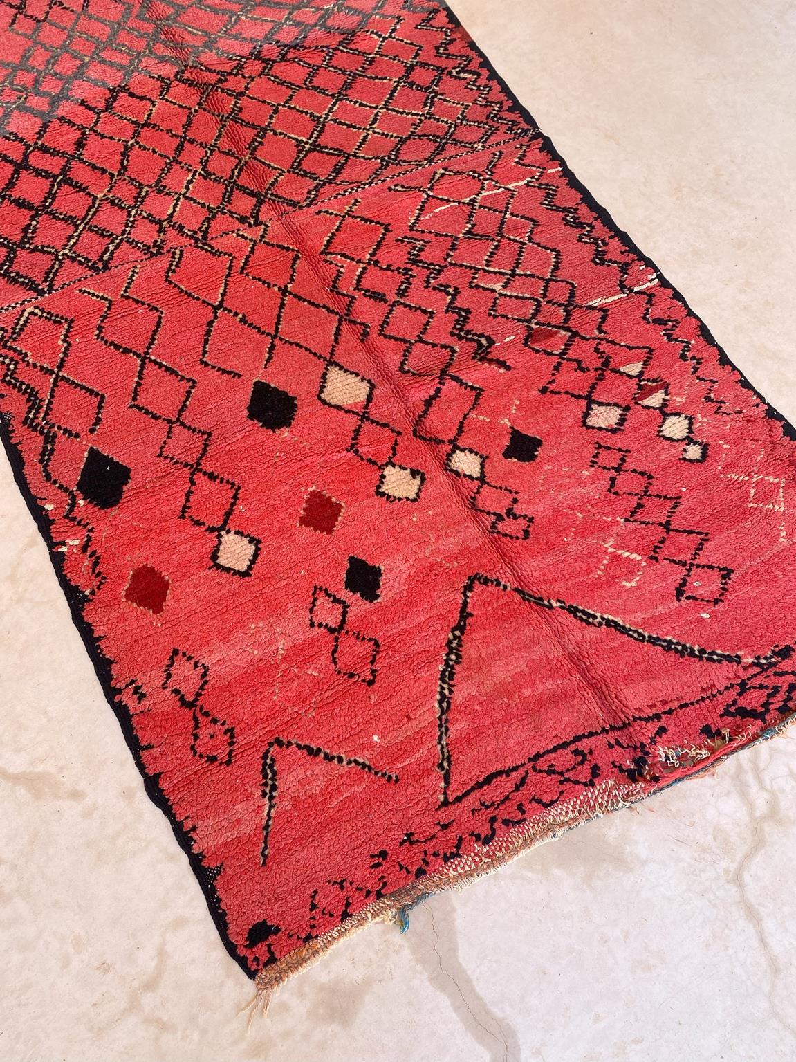 Vintage moroccan rug - red - Azilal - 4.9x13.4feet / 151x410cm