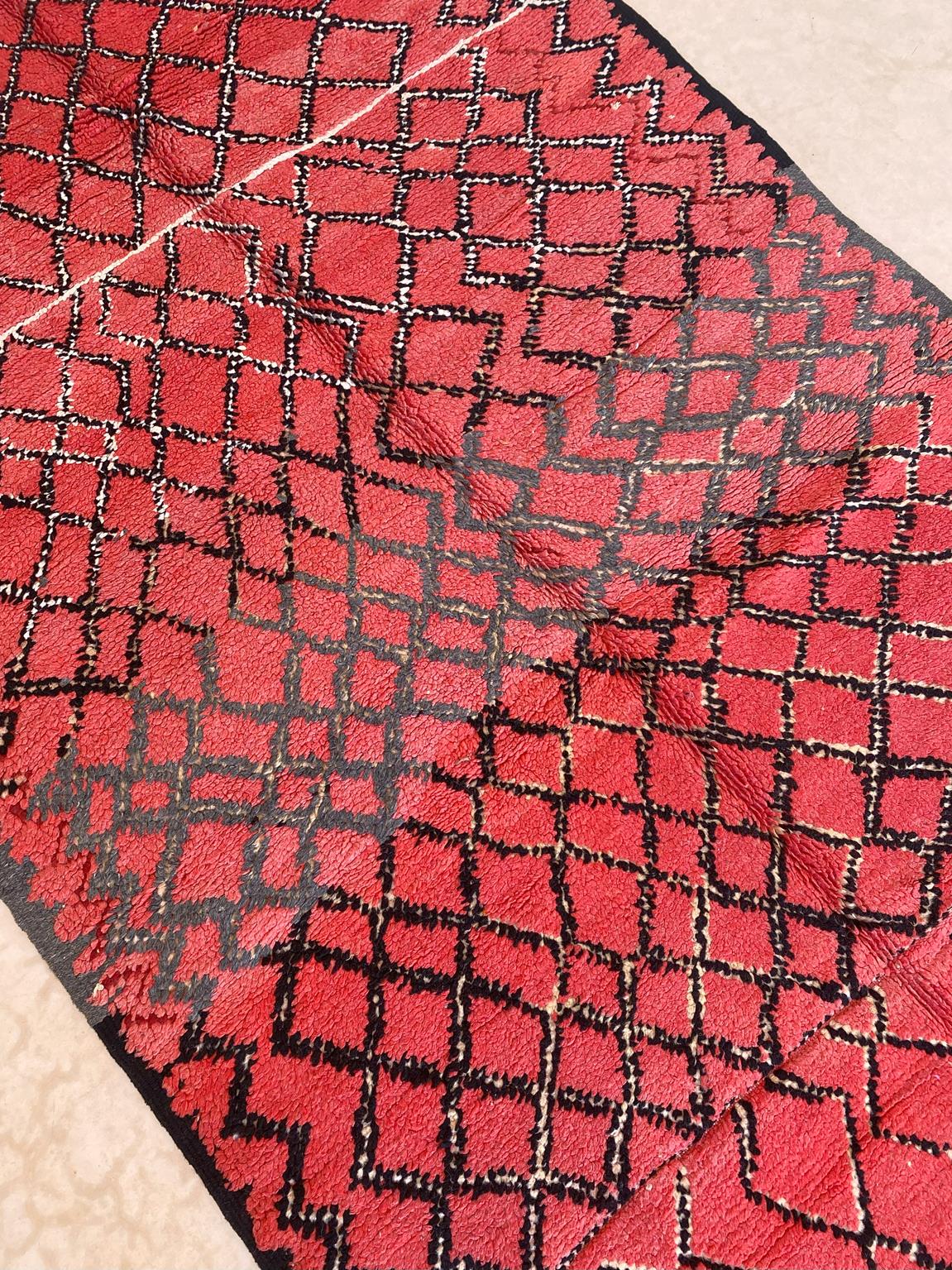 Vintage moroccan rug - red - Azilal - 4.9x13.4feet / 151x410cm