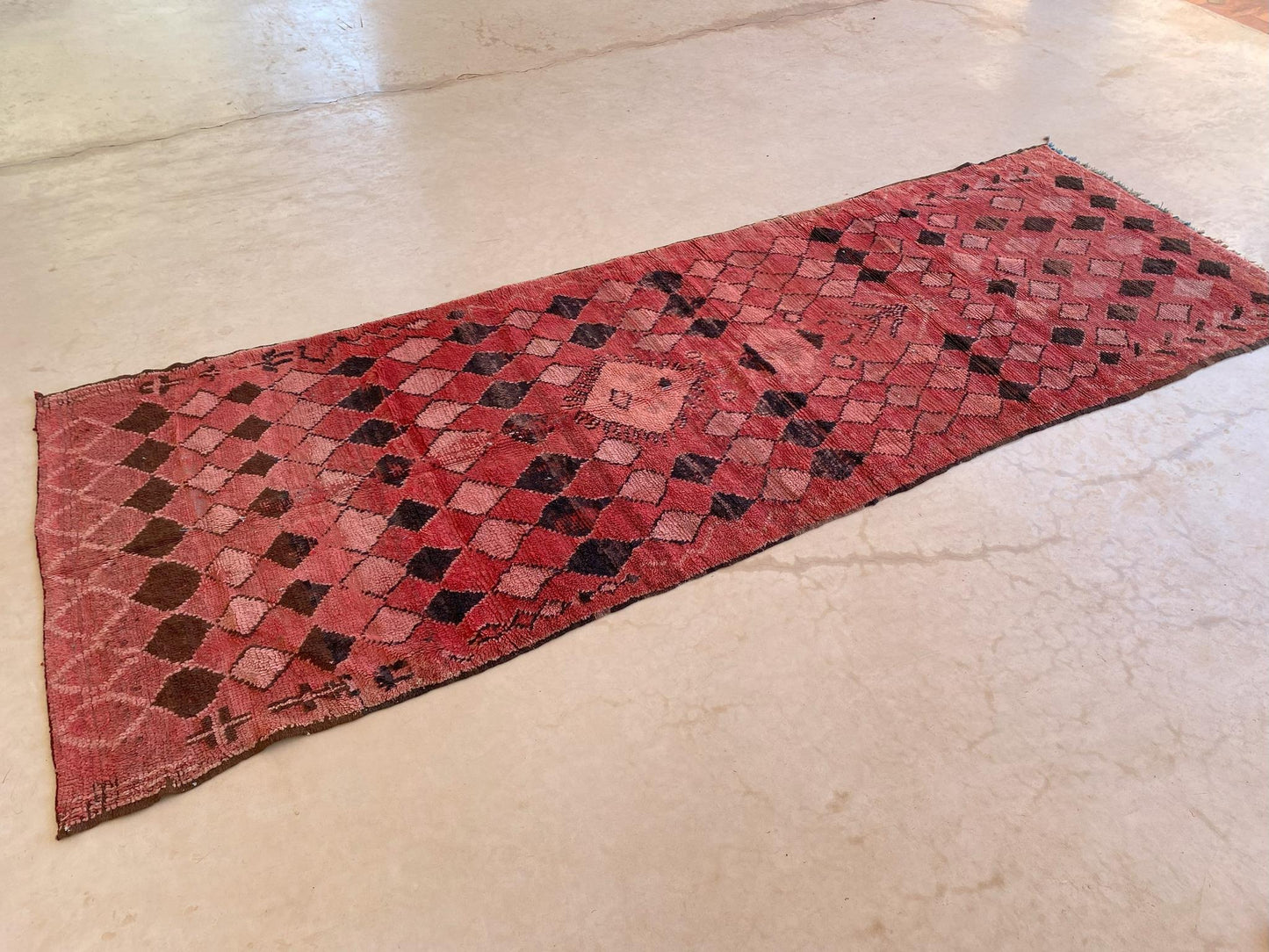 Vintage moroccan runner rug - red, pink - Boujad - 4.1x11.6feet / 126x354cm
