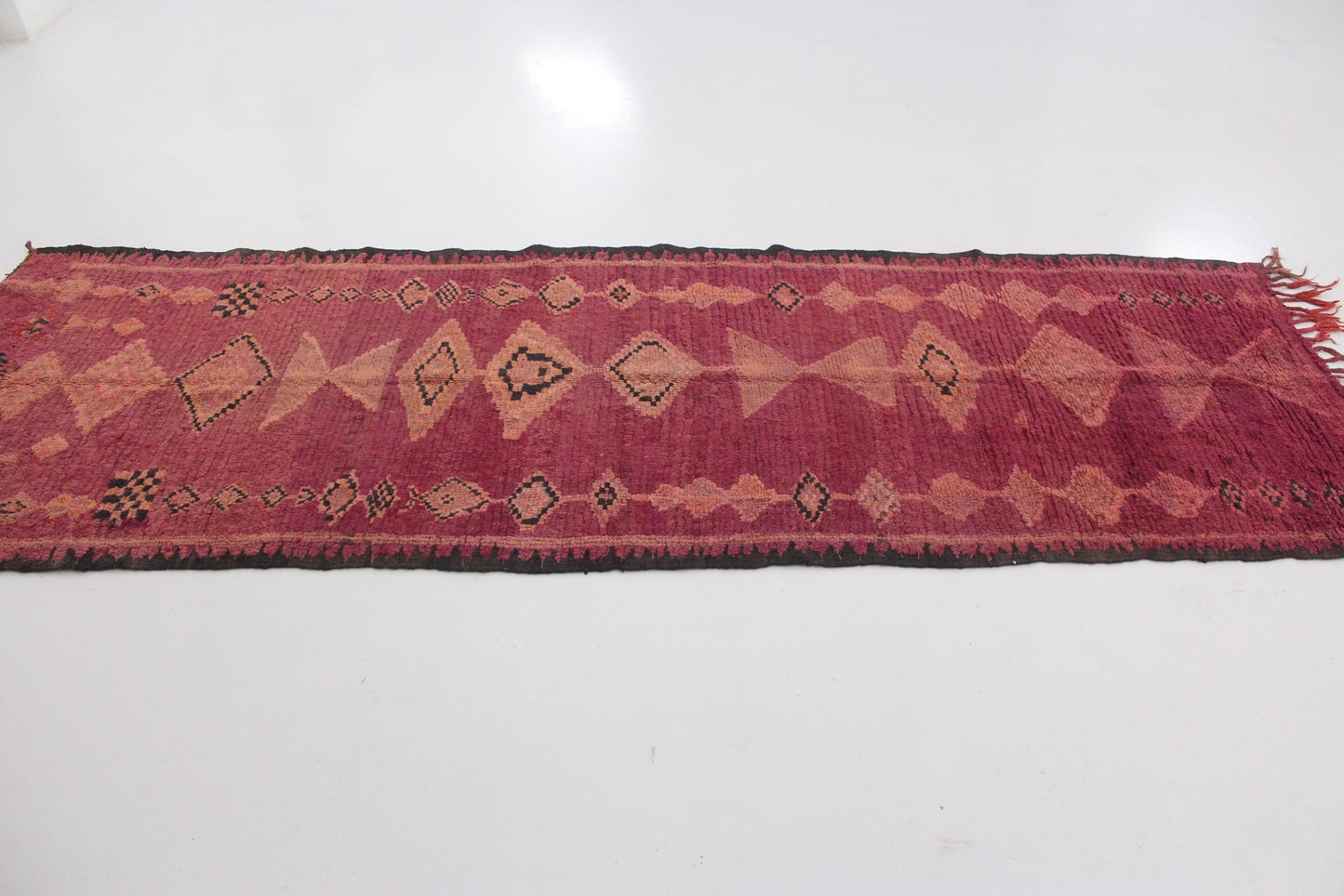 Vintage moroccan runner rug - rasperry - Boujad - 3.4x10.5feet / 105x320cm