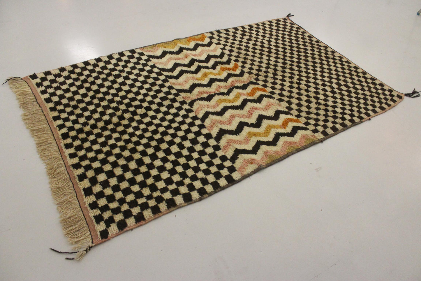Vintage moroccan rug - brown, beige, pink - Taznakht - 5.3x8.8feet / 163x268cm