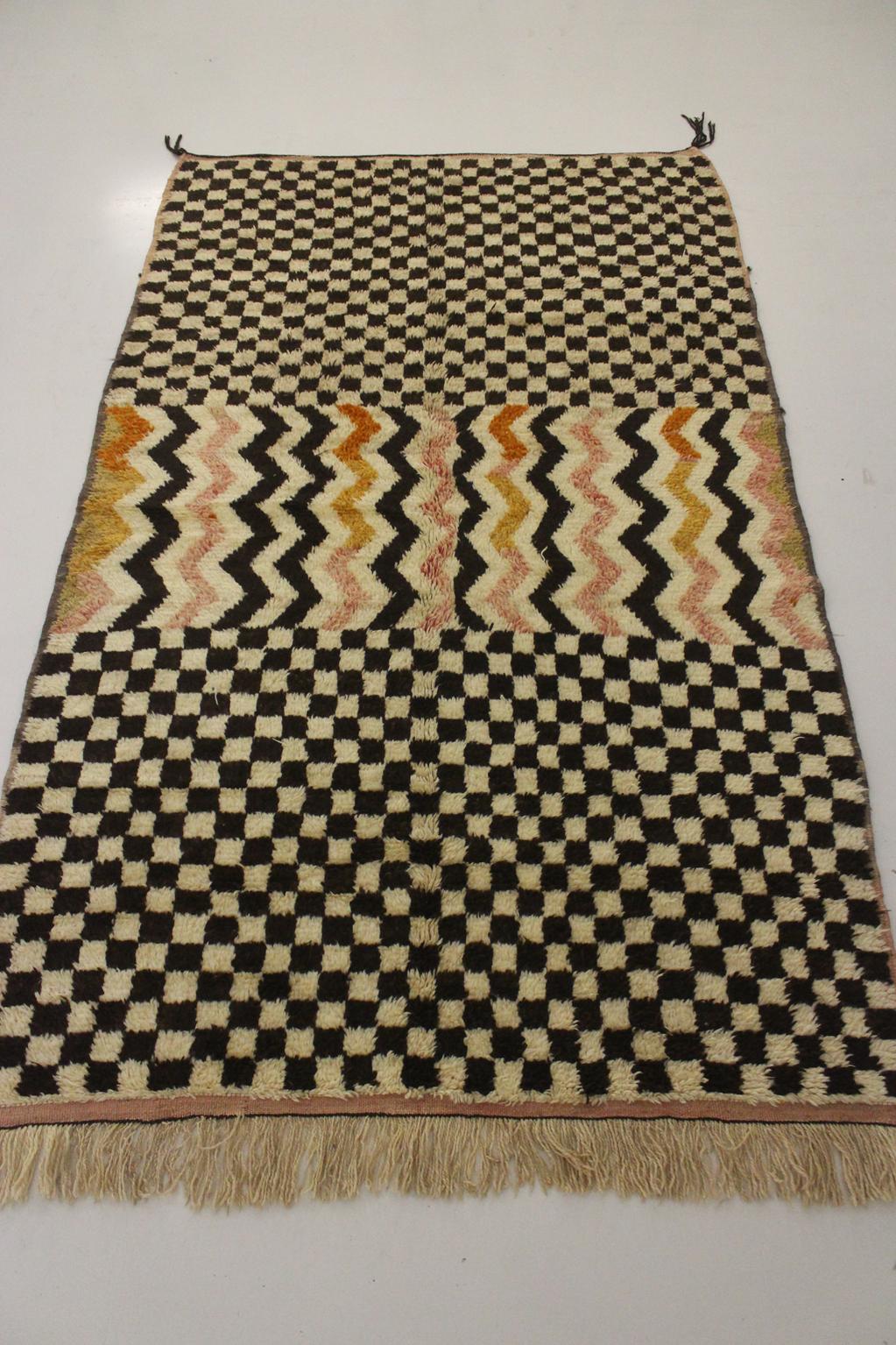 Vintage moroccan rug - brown, beige, pink - Taznakht - 5.3x8.8feet / 163x268cm