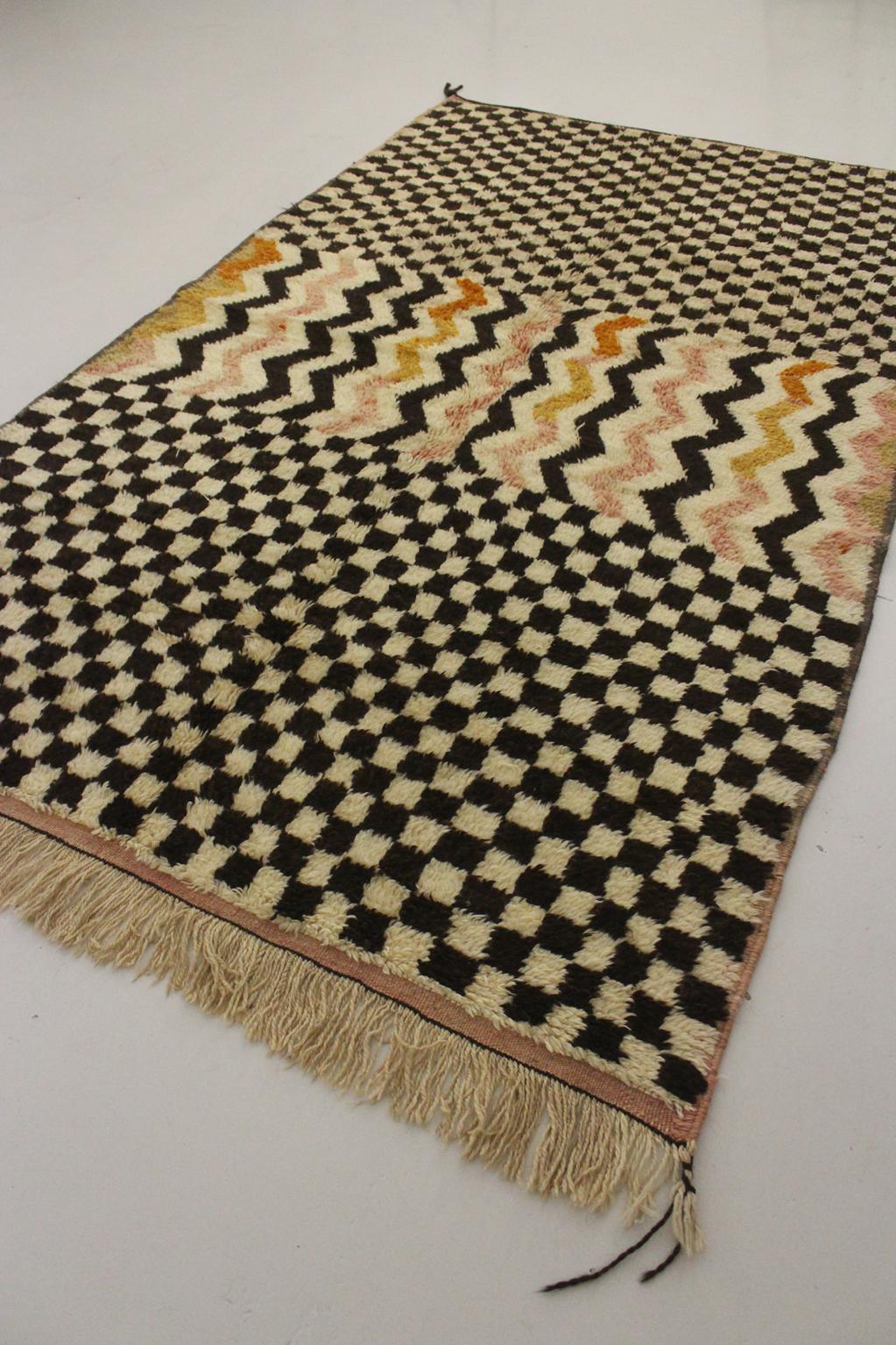 Vintage moroccan rug - brown, beige, pink - Taznakht - 5.3x8.8feet / 163x268cm