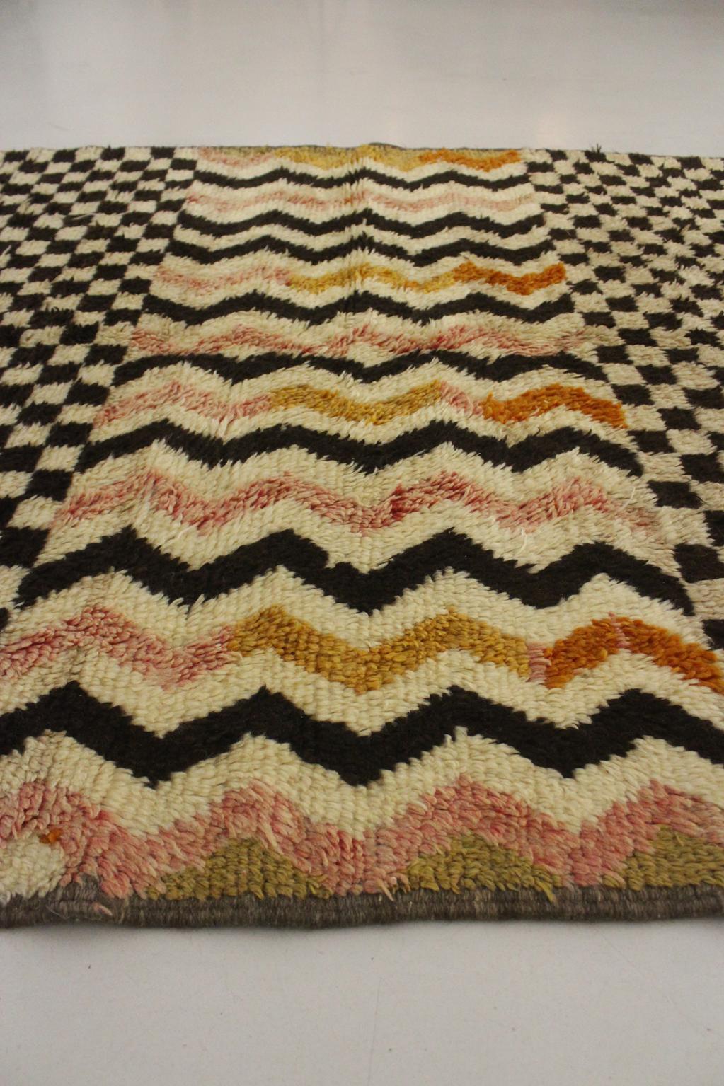 Vintage moroccan rug - brown, beige, pink - Taznakht - 5.3x8.8feet / 163x268cm