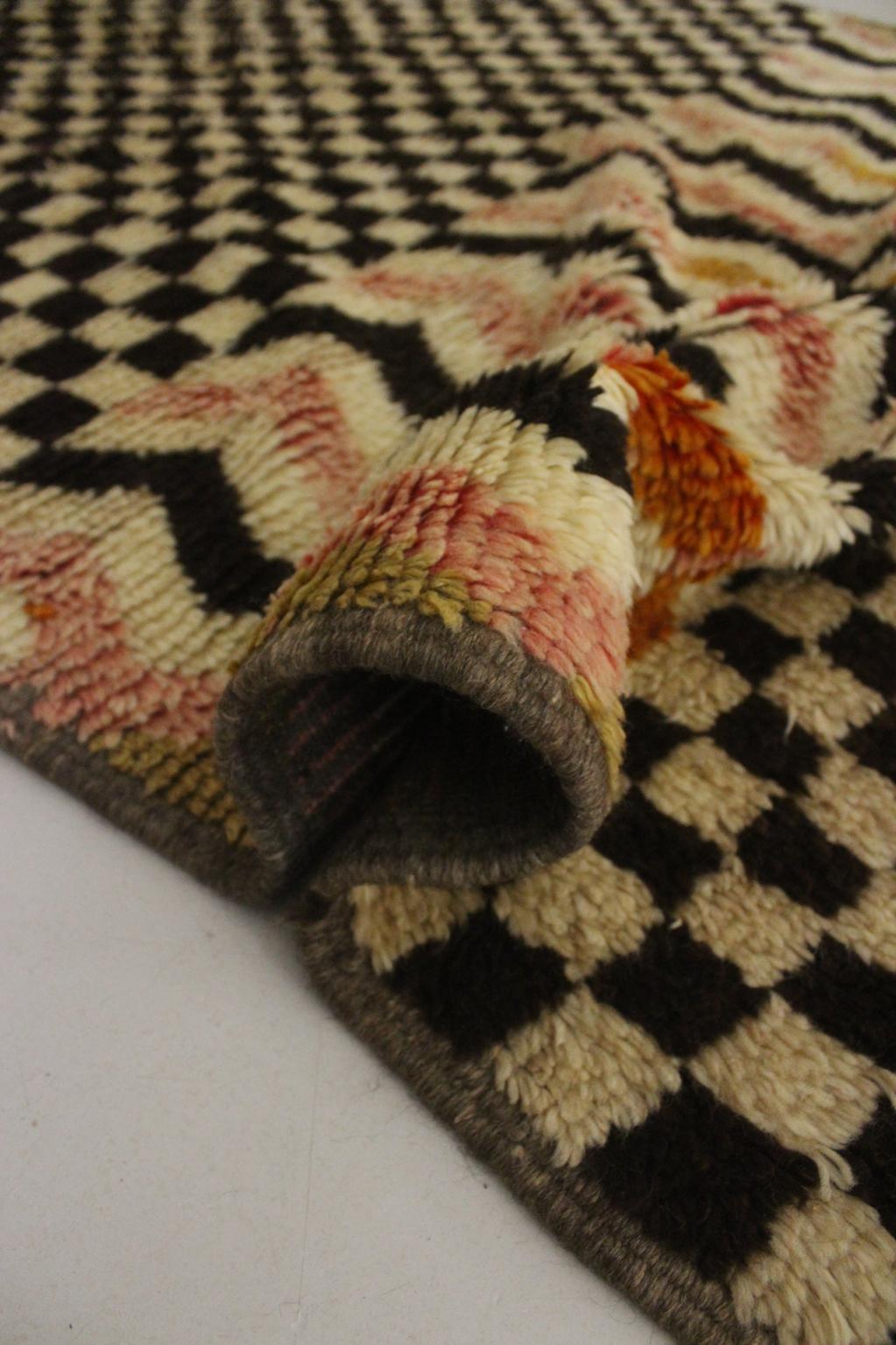 Vintage moroccan rug - brown, beige, pink - Taznakht - 5.3x8.8feet / 163x268cm