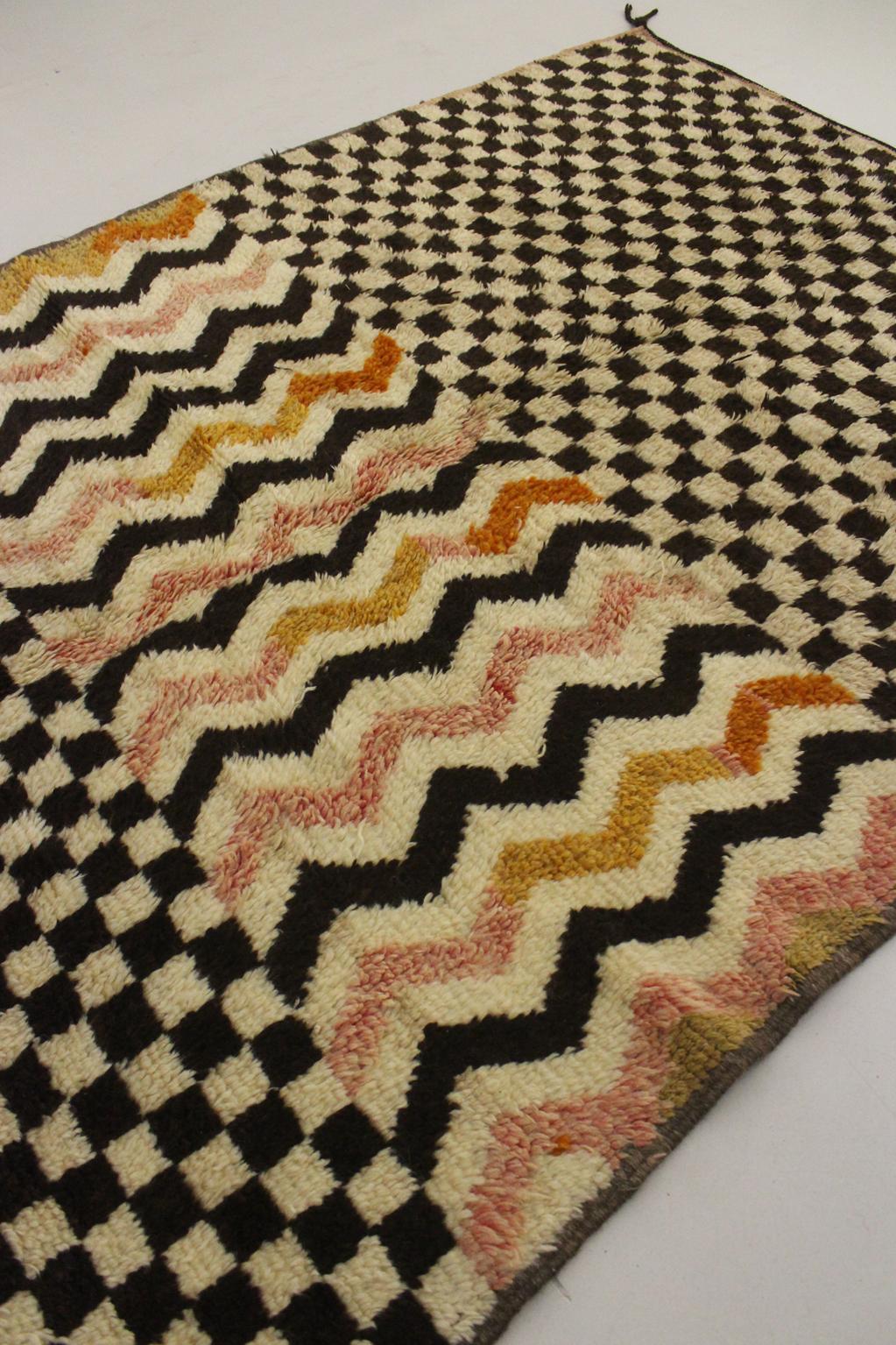 Vintage moroccan rug - brown, beige, pink - Taznakht - 5.3x8.8feet / 163x268cm