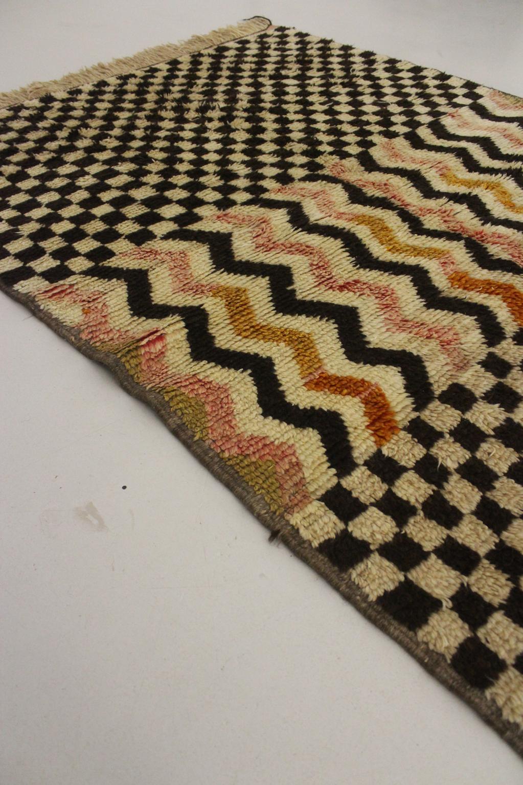 Vintage moroccan rug - brown, beige, pink - Taznakht - 5.3x8.8feet / 163x268cm
