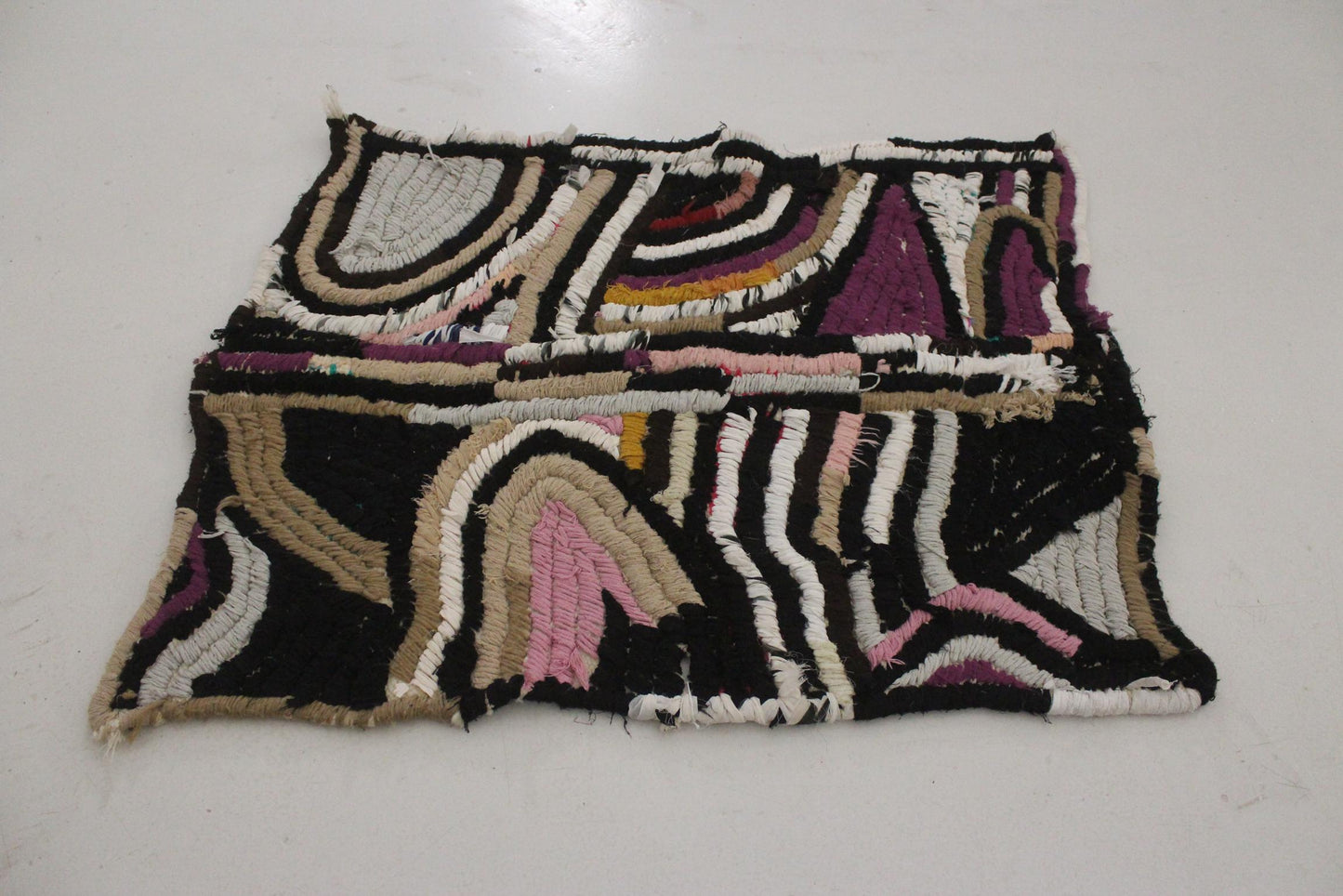 Vintage moroccan rug - black, white, purple - Boucherouite - 70x85cm / 2.3x2.8feet