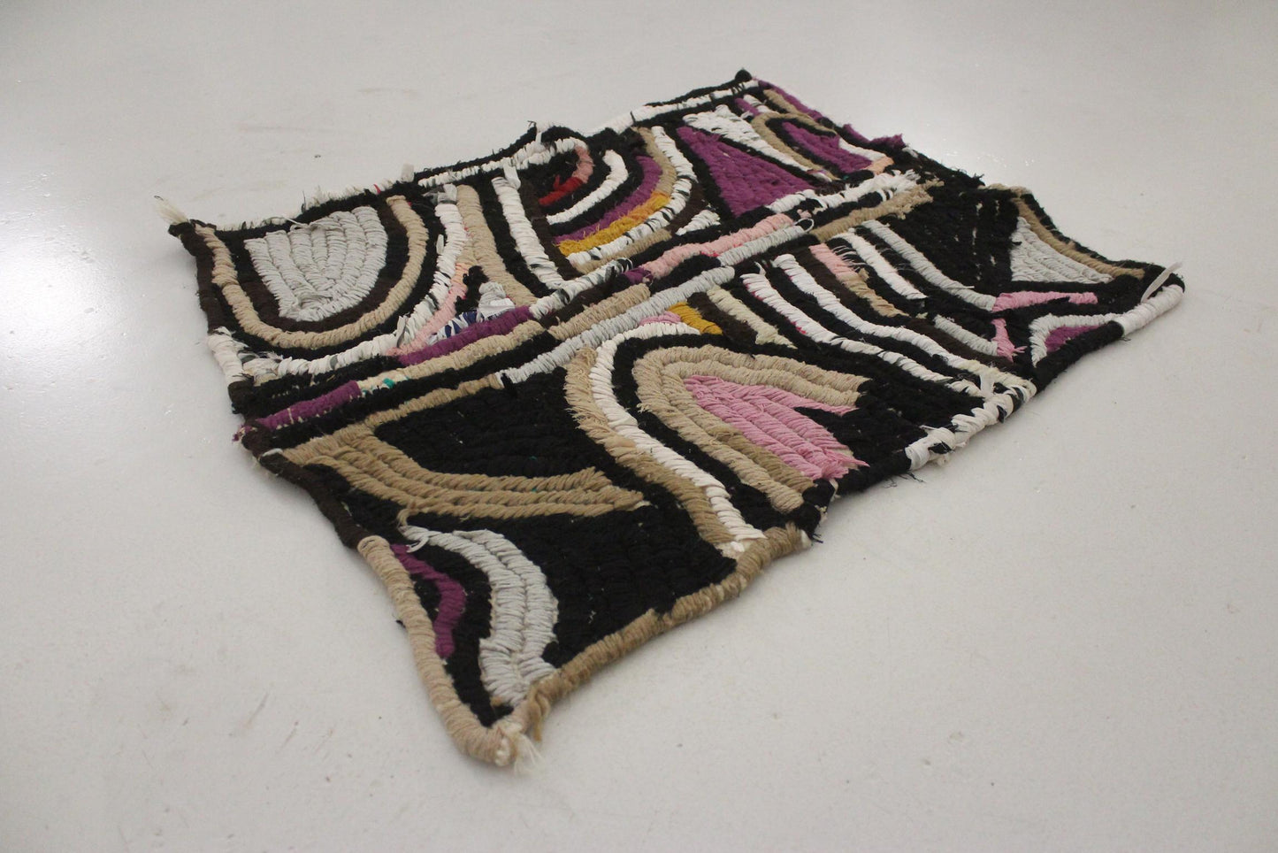 Vintage moroccan rug - black, white, purple - Boucherouite - 70x85cm / 2.3x2.8feet