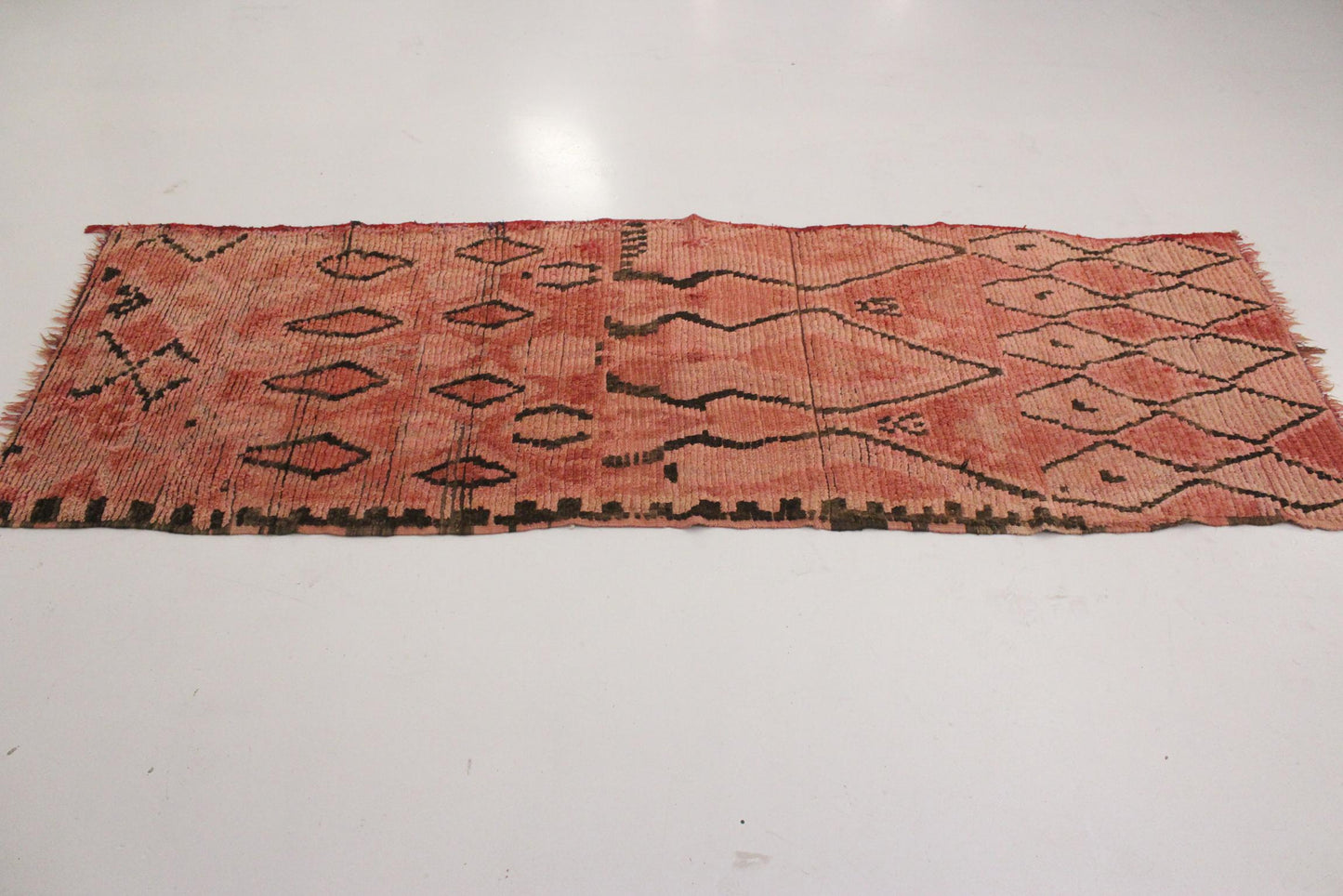 Vintage moroccan runner rug - red, pink, black - Boujad - 95x283cm / 3.1x9.3feet