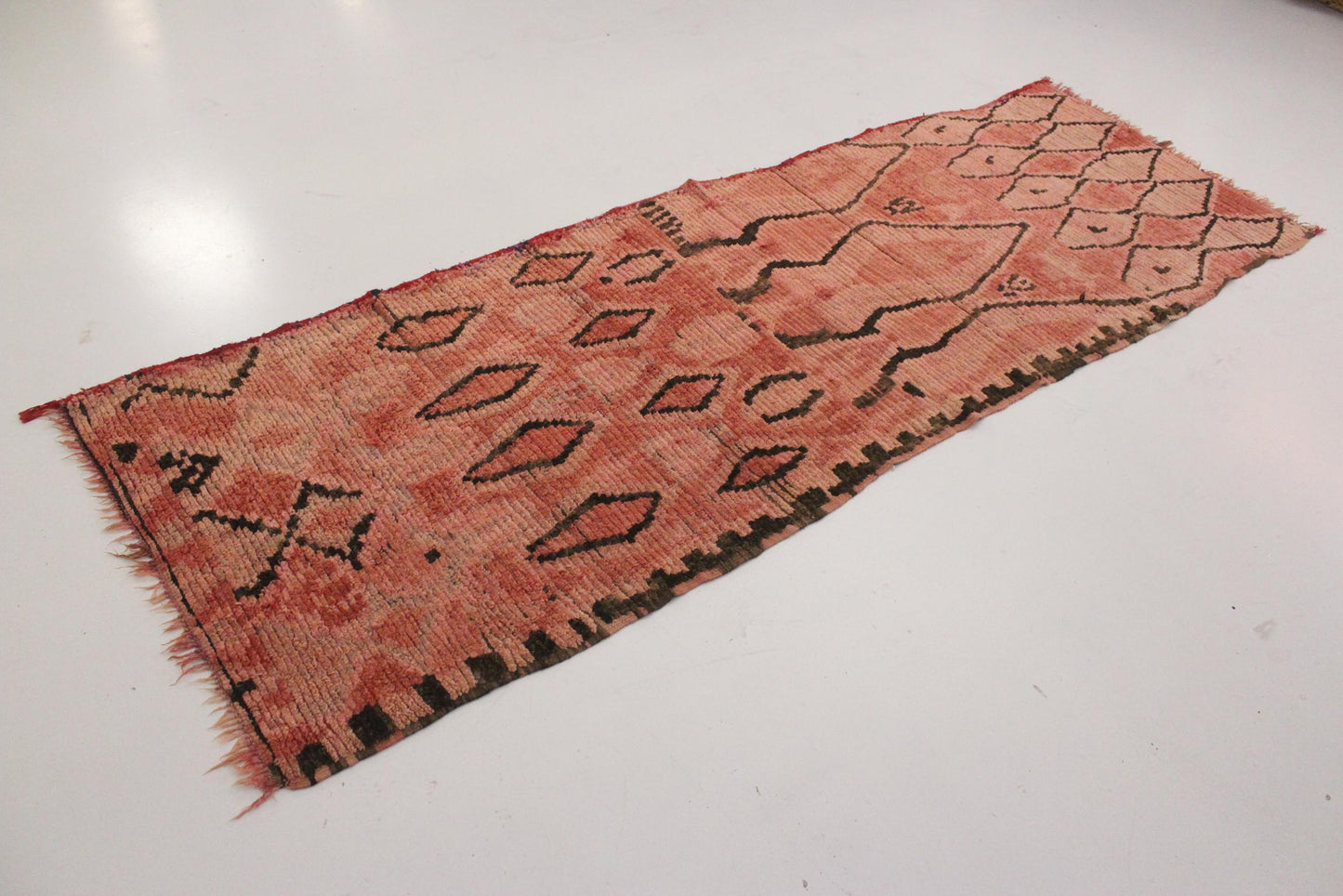 Vintage moroccan runner rug - red, pink, black - Boujad - 95x283cm / 3.1x9.3feet