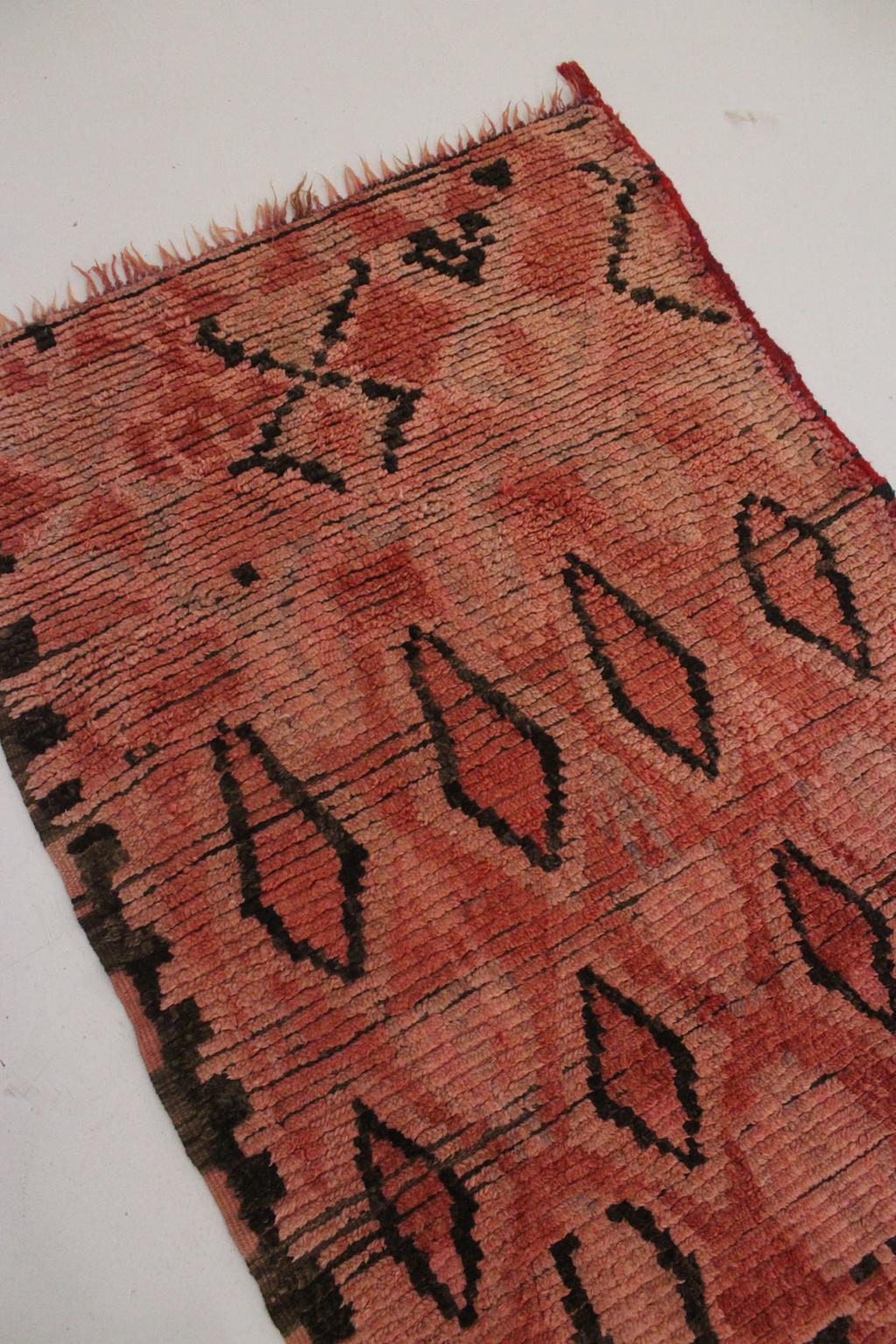 Vintage moroccan runner rug - red, pink, black - Boujad - 95x283cm / 3.1x9.3feet