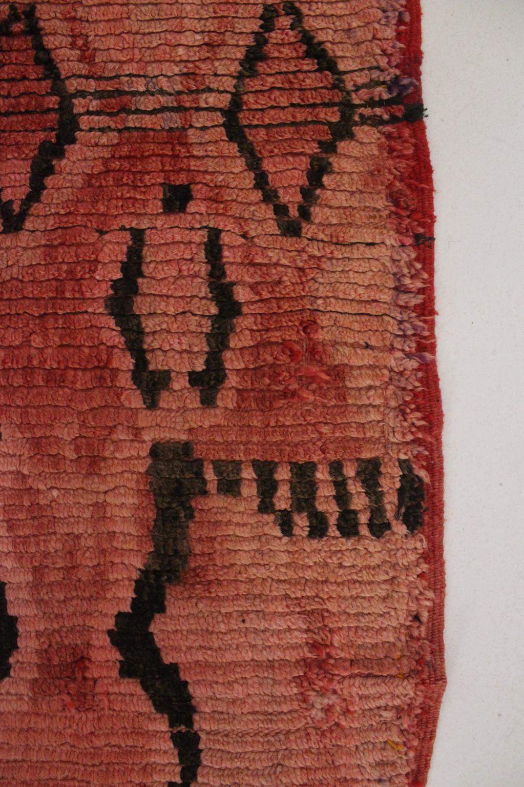 Vintage moroccan runner rug - red, pink, black - Boujad - 95x283cm / 3.1x9.3feet