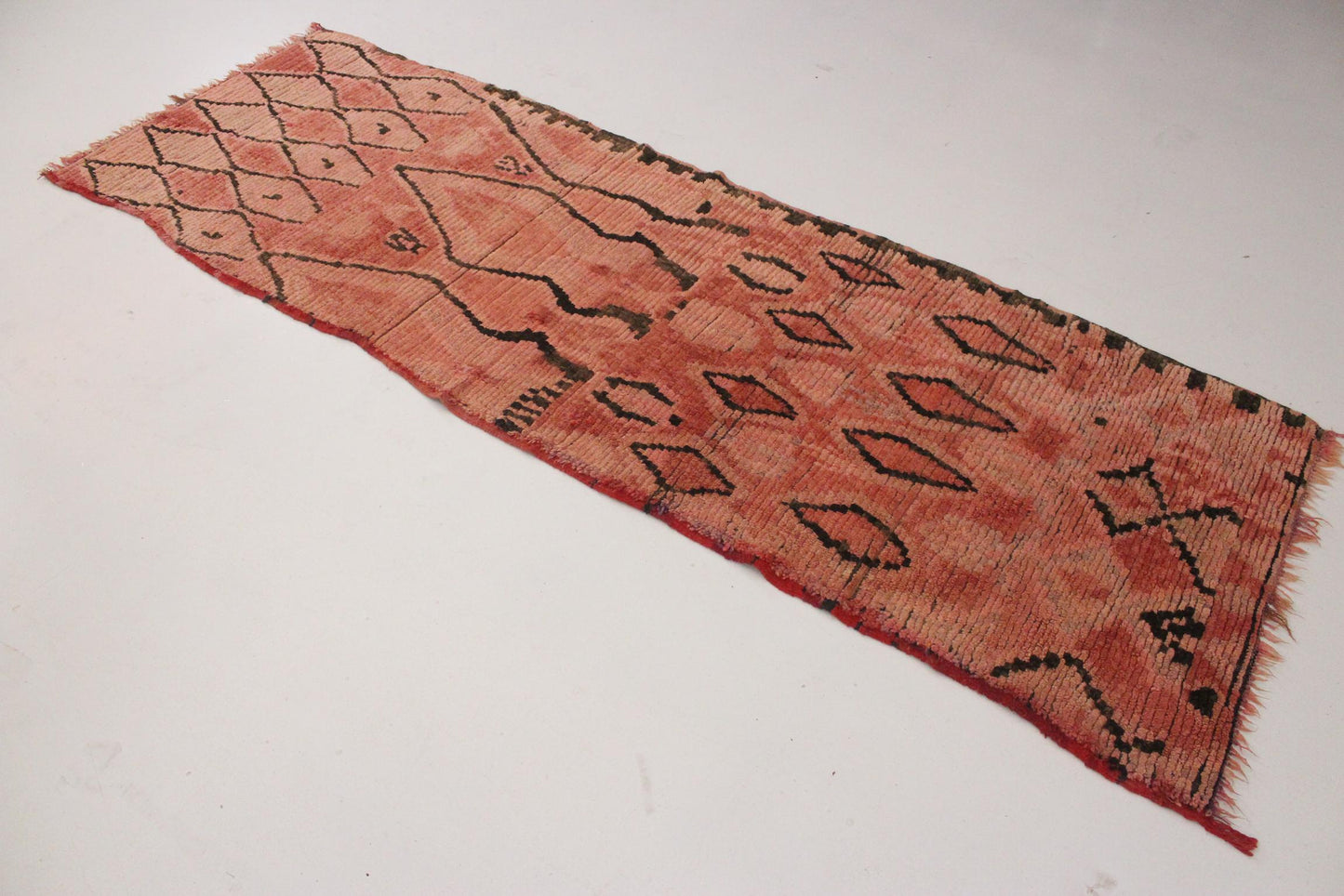 Vintage moroccan runner rug - red, pink, black - Boujad - 95x283cm / 3.1x9.3feet
